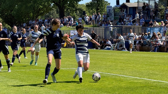 Spielerinnen beim Niederrheinpokalfinale liefern sich Zweikampf