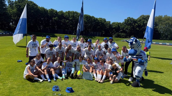 Die Spielerinnen des MSV Duisburg mit Maskottchen beim Niederrheinpokalfinale