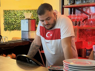 Fußballfan Murat traurig nach dem Spiel