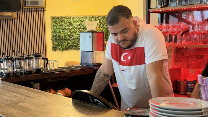 Fußballfan Murat traurig nach dem Spiel