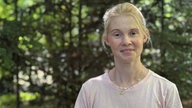 Frau schaut in die Kamera