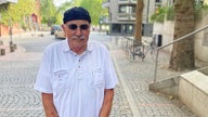 Mann mit Sonnenbrille schaut in die Kamera