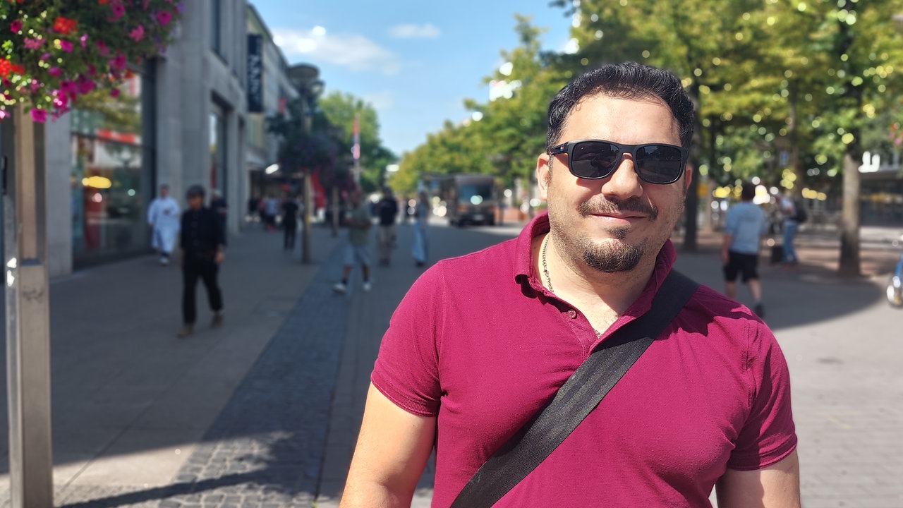 Person schaut in die Kamera