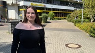 Junge Frau schaut in die Kamera