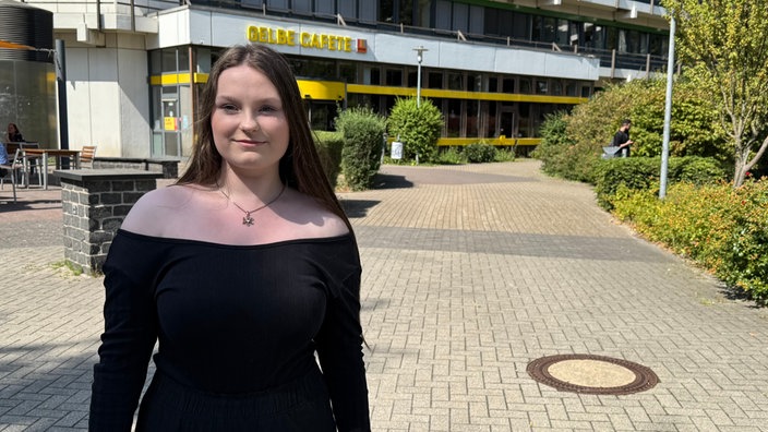 Junge Frau schaut in die Kamera