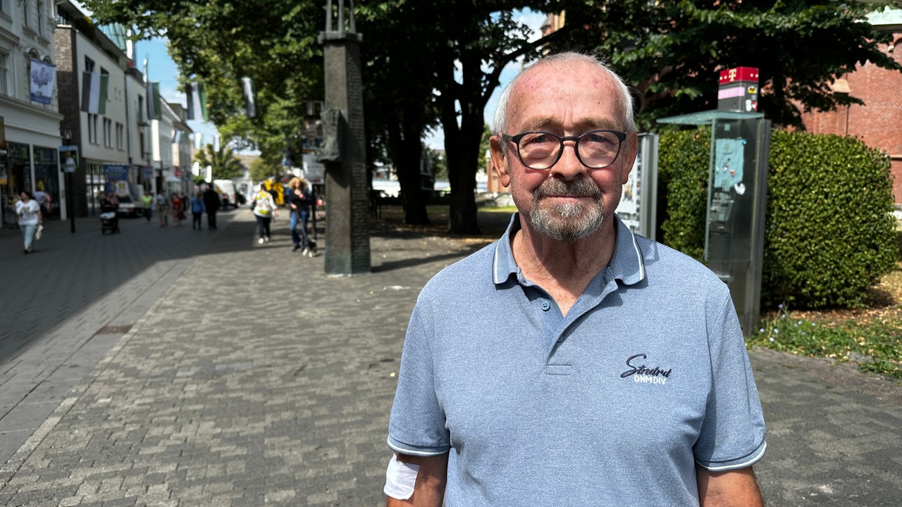 Mann schaut in die Kamera