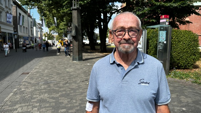 Mann schaut in die Kamera