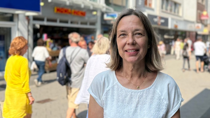 Frau schaut freundlich in die Kamera