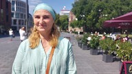 Junge Frau schaut in die Kamera