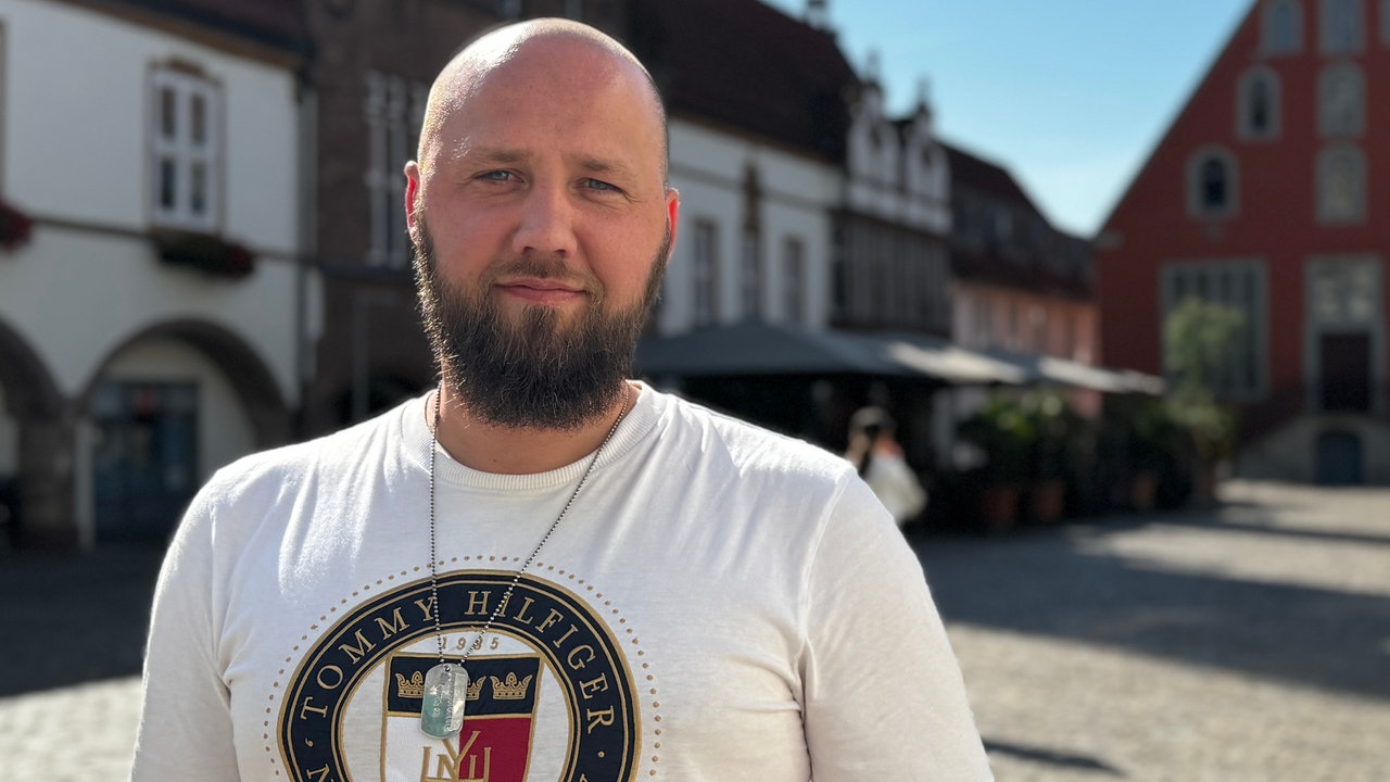 Junger Mann schaut in die Kamera