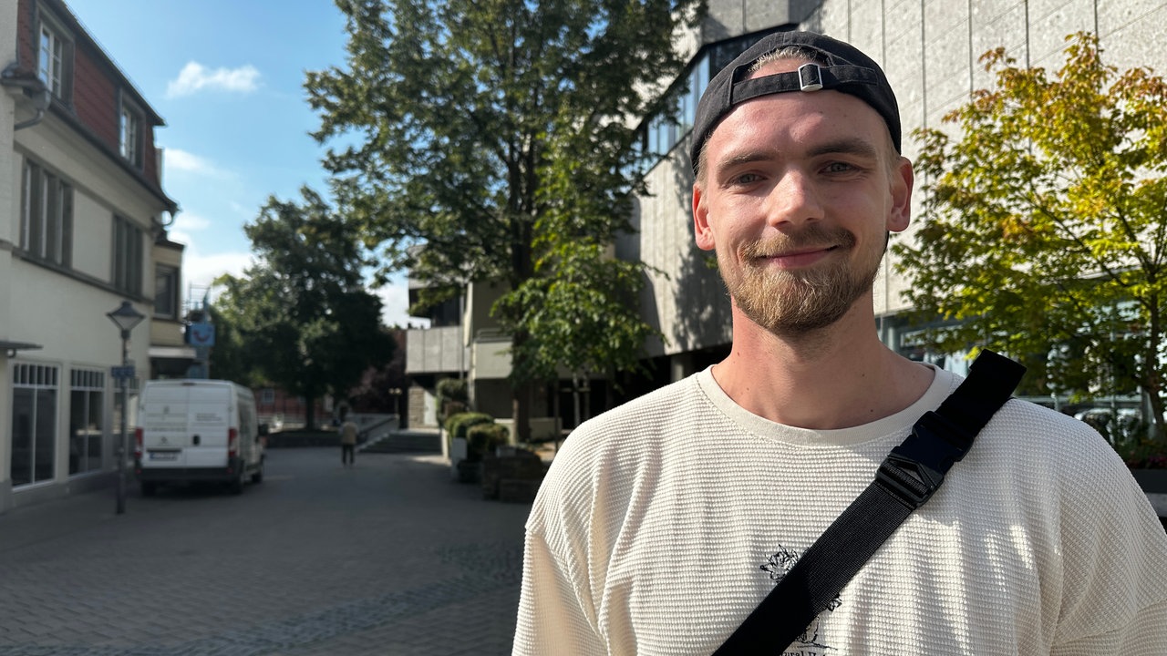 Junger Mann schaut in die Kamera