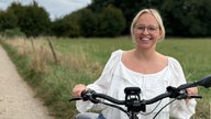 Junge Frau schaut in die Kamera