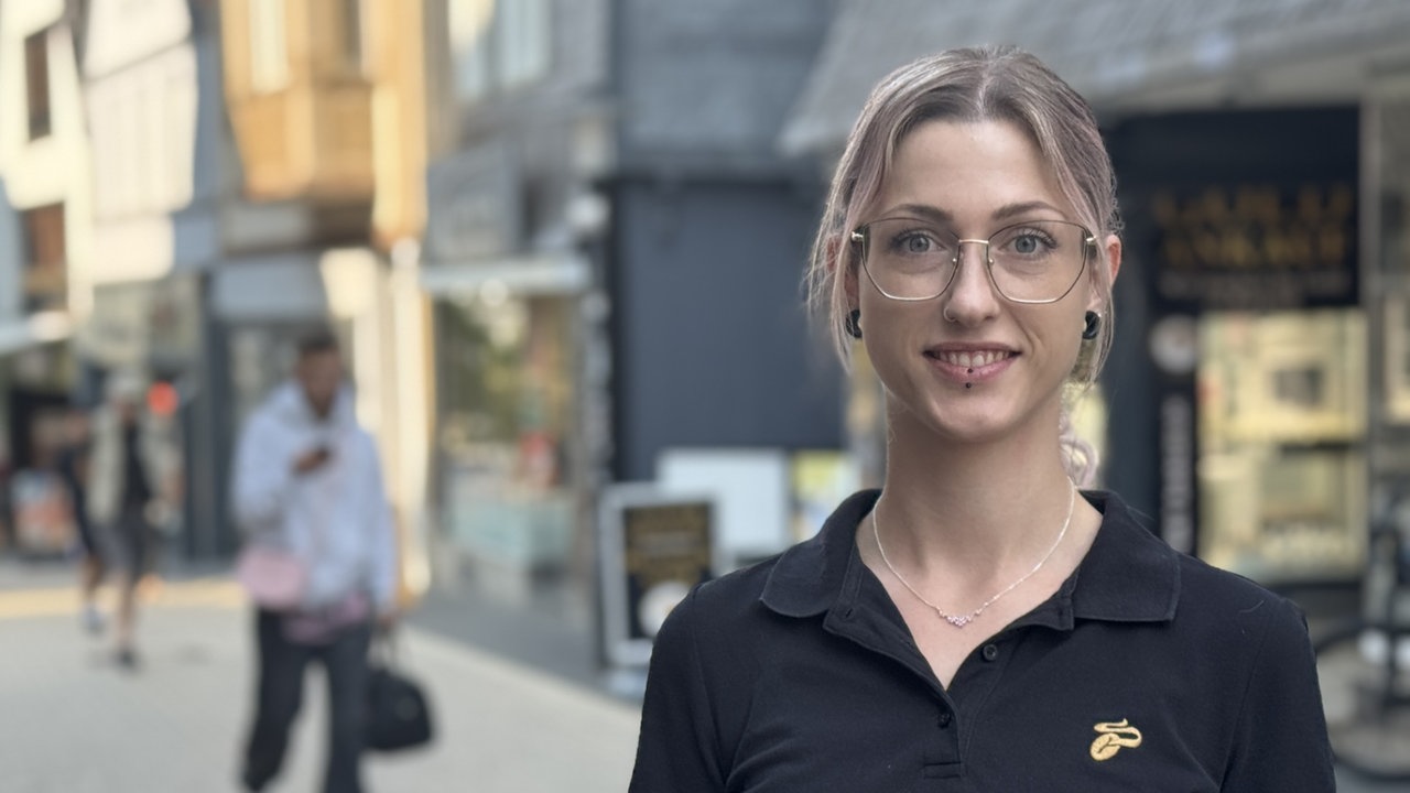 Junge Frau schaut in die Kamera