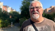 Mann schaut in die Kamera