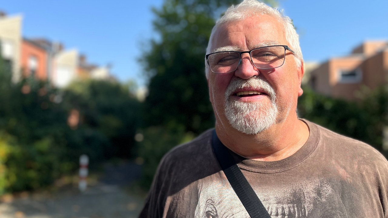Mann schaut in die Kamera