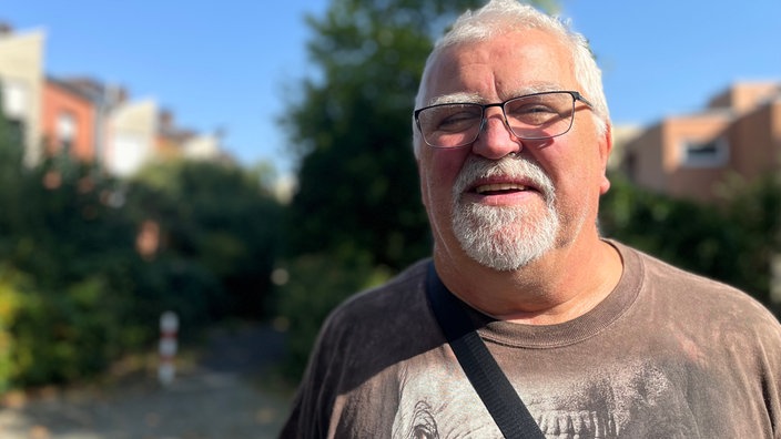 Mann schaut in die Kamera