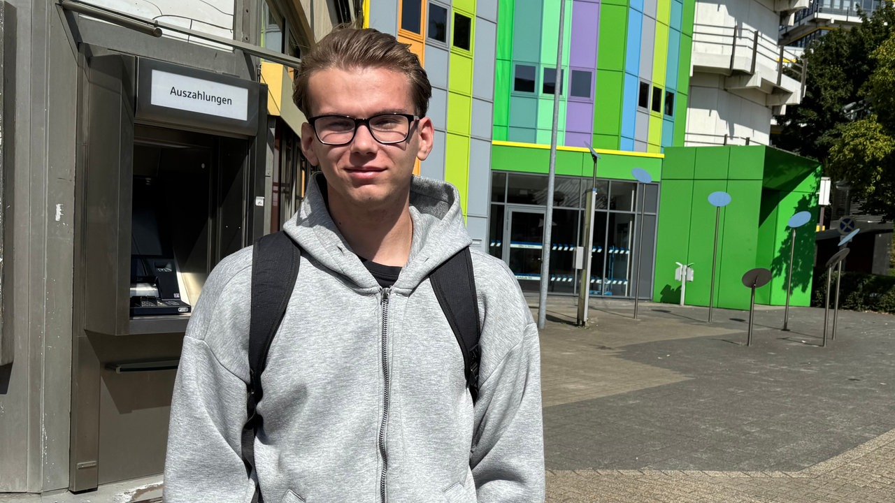 Junger Mann schaut in die Kamera