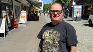 Mann schaut in die Kamera