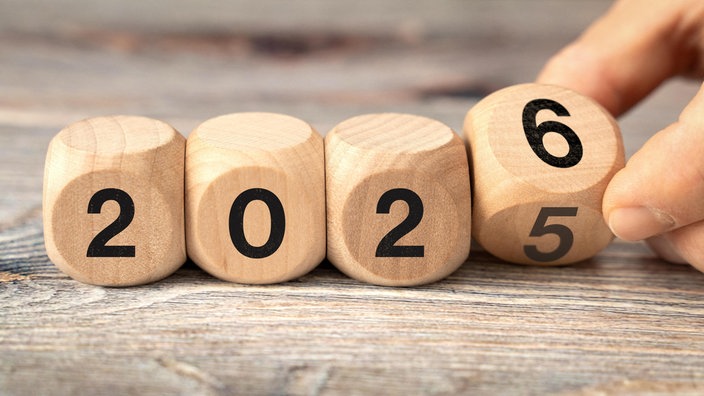 Vier Würfel zeigen die Zahl 2026
