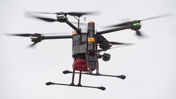 Eine Drohne transportiert einen Defibrillator