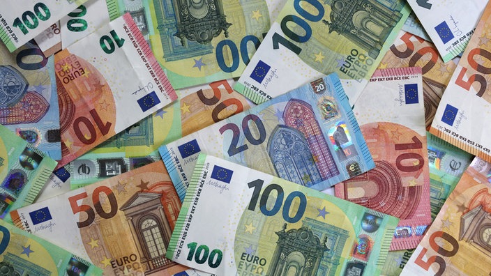 Verschiedene Euro-Banknoten liegen auf einem Tisch