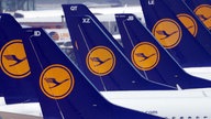 Flugzeuge stehen auf dem Düsseldorfer Flughafen
