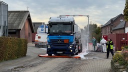 Ein LKW der Firma CARBO vor dem Hof.