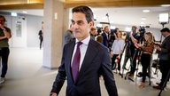 Rob Jetten vor einigen Reportern und Kameras im Abgeordnetenhaus.