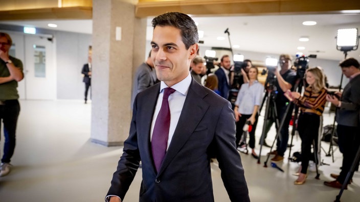 Rob Jetten vor einigen Reportern und Kameras im Abgeordnetenhaus.