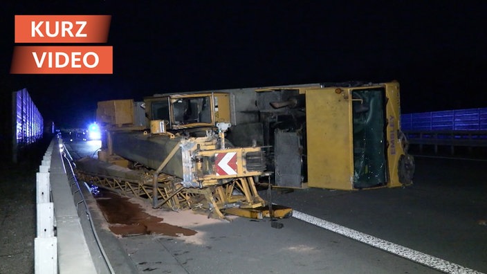 liegender Kran auf der A42 
