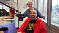 Foto des Komikers Abdelkarim mit Heike Knispel im WDR 4-Studio