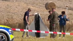 Ein Videostandbild zeigt wie Einsatzkräfte die über Polen abgeschossene Drohne sichern