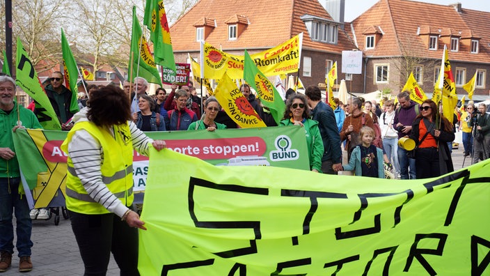 Die Demo zog vom Rathausplatz weiter zur möglichen Route für die Castorfahrten
