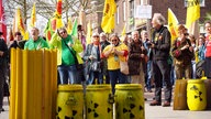Die Gegner der Castotransporte haben sich mit Fahnen und Transparenten versammelt. 