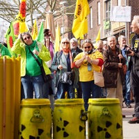 Die Gegner der Castotransporte haben sich mit Fahnen und Transparenten versammelt. 
