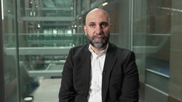 Aufnahme von Migrationsexperte Ahmad Mansour in einem Interview 