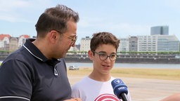 Ammar Ghouzi mit seinem Sohn im Interview am Rheinufer