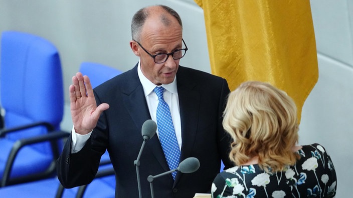Bundeskanzler Friedrich Merz legt vor Bundestagspräsidentin Julia Klöckner im Bundestag den Amtseid ab