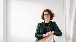 Foto von Ann-Kathrin Büüsker an einer weißen Wand