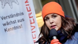 Anna Gallina (Bündnis 90/Die Grünen) spricht während eines Pressetermins zum internationalen Tag gegen Gewalt an Frauen