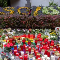 Anschlag in Solingen: Menschen haben viele Kerzen zum Gedenken aufgestellt