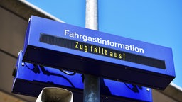 Anzeigetafel an einem Bahnsteig mit der Aufschrift "Zug fällt aus!"