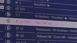 Die Anzeigetafel am Duisburger Hauptbahnhof zeigt den Ausfall des Zuges RE11