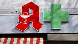 Apothekenschild an einer Fassade 