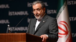 Irans Außenminister Araghchi steht hinterm Rednerpult bei einer Pressekonferenz in Istanbul