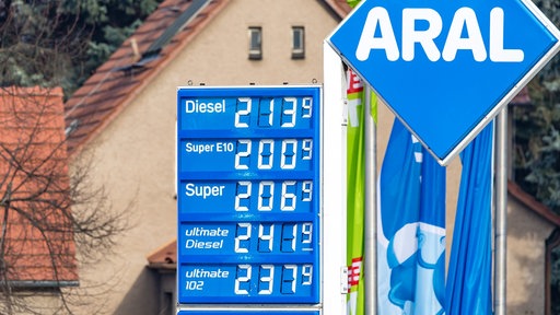 Die Preise an einer deutschen Tankstelle liegen bei über zwei Euro pro Liter bei allen Kraftstoffsorten