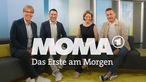 Moderatoren von Moma - Morgenmagazin - sitzen auf einer Couch