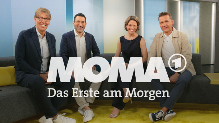 Moderatoren von Moma - Morgenmagazin - sitzen auf einer Couch
