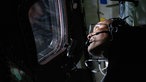 NASA Astronaut Victor Glover schaut aus dem Fenster der Raumkapsel