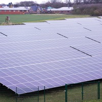 Rund 16.000 Solarmodule stehen auf einer umzäunten Wiese an der A1